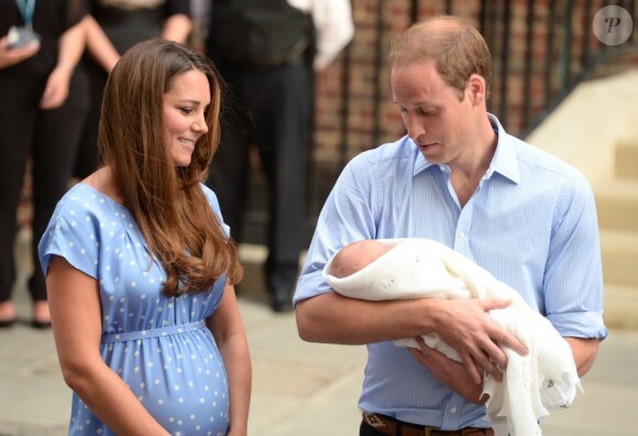 Kate Middleton dans une robe bleuet à pois en crêpe de Chine signée Jenny Packham, coiffée et maquillée, était au top pour la présentation avec le prince William de leur bébé, le prince de Cambridge, le 23 juillet 2013 devant la maternité de l'hôpital St Mary.