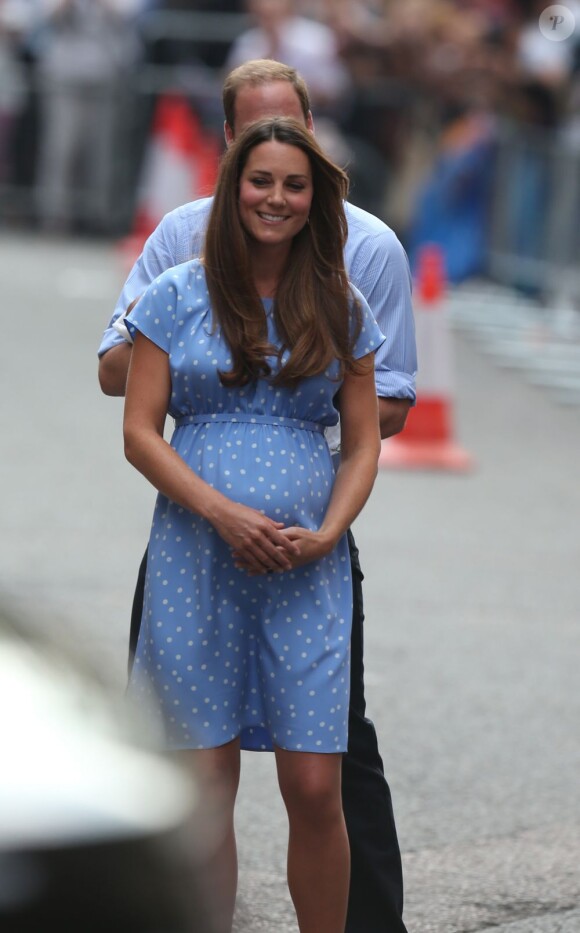 Kate Middleton dans une robe bleuet à pois en crêpe de Chine signée Jenny Packham, coiffée et maquillée, était au top pour la présentation avec le prince William de leur bébé, le prince de Cambridge, le 23 juillet 2013 devant la maternité de l'hôpital St Mary.