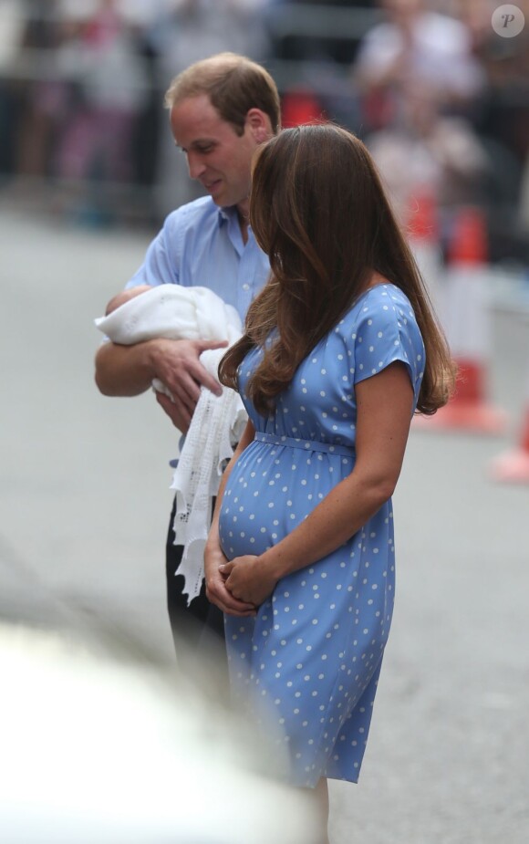 Kate Middleton dans une robe bleuet à pois en crêpe de Chine signée Jenny Packham, coiffée et maquillée, était au top pour la présentation avec le prince William de leur bébé, le prince de Cambridge, le 23 juillet 2013 devant la maternité de l'hôpital St Mary.