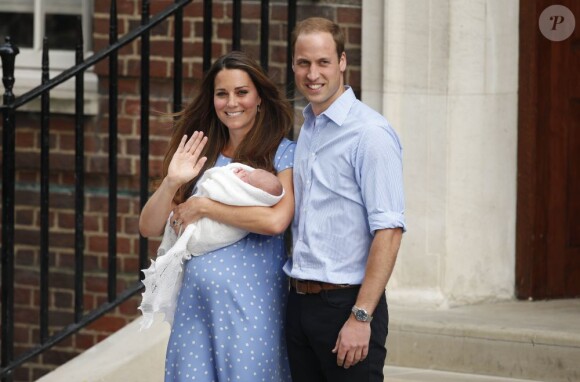Kate Middleton dans une robe bleuet à pois en crêpe de Chine signée Jenny Packham, coiffée et maquillée, était au top pour la présentation avec le prince William de leur bébé, le prince de Cambridge, le 23 juillet 2013 devant la maternité de l'hôpital St Mary.