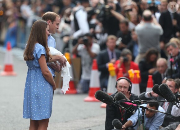 Kate Middleton dans une robe bleuet à pois en crêpe de Chine signée Jenny Packham, coiffée et maquillée, était au top pour la présentation avec le prince William de leur bébé, le prince de Cambridge, le 23 juillet 2013 devant la maternité de l'hôpital St Mary.