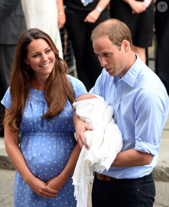 Kate Middleton dans une robe bleuet à pois en crêpe de Chine signée Jenny Packham, coiffée et maquillée, était au top pour la présentation avec le prince William de leur bébé, le prince de Cambridge, le 23 juillet 2013 devant la maternité de l'hôpital St Mary.