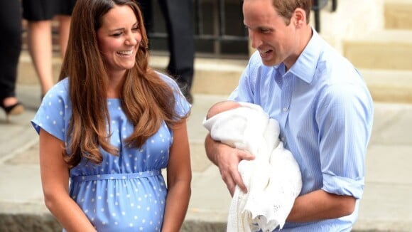 Kate Middleton : Bébé dans les bras, lookée et sans complexe, elle a tout bon