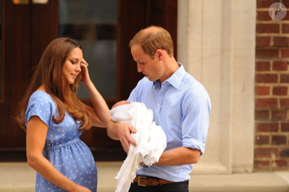 Kate Middleton dans une robe bleuet à pois en crêpe de Chine signée Jenny Packham, coiffée et maquillée, était au top pour la présentation avec le prince William de leur bébé, le prince de Cambridge, le 23 juillet 2013 devant la maternité de l'hôpital St Mary.