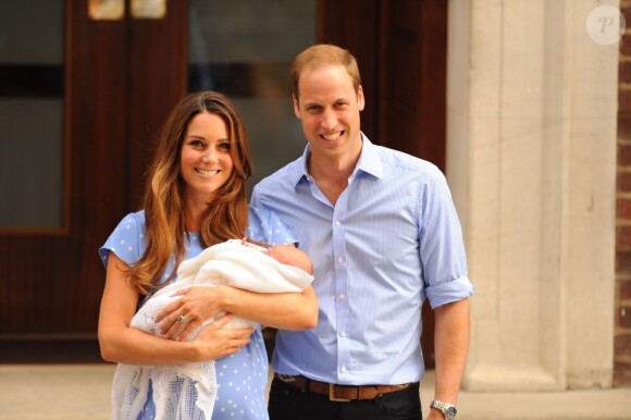 Kate Middleton dans une robe bleuet à pois en crêpe de Chine signée Jenny Packham, coiffée et maquillée, était au top pour la présentation avec le prince William de leur bébé, le prince de Cambridge, le 23 juillet 2013 devant la maternité de l'hôpital St Mary.