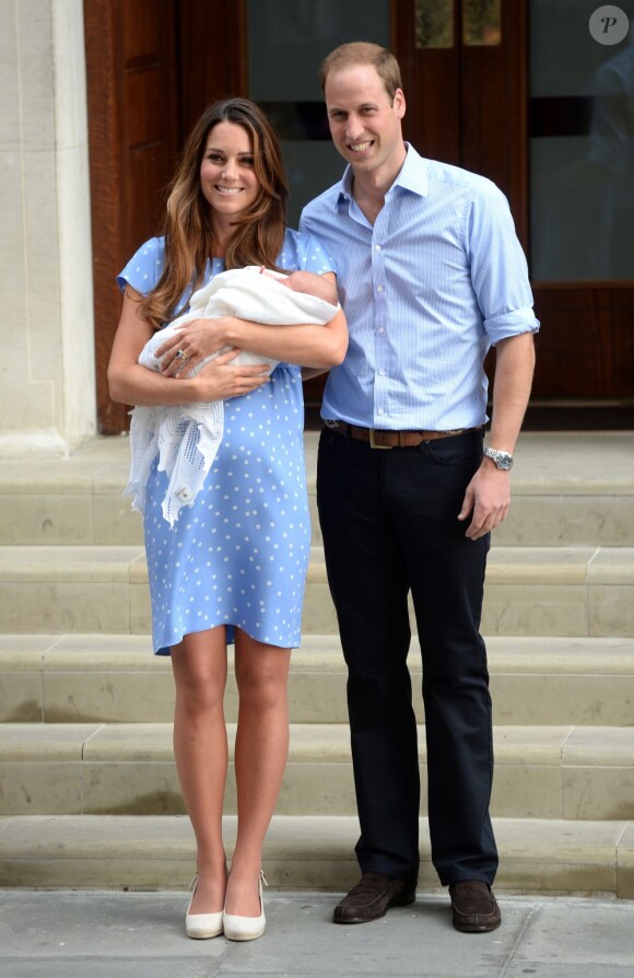 Kate Middleton dans une robe bleuet à pois en crêpe de Chine signée Jenny Packham, coiffée et maquillée, était au top pour la présentation avec le prince William de leur bébé, le prince de Cambridge, le 23 juillet 2013 devant la maternité de l'hôpital St Mary.