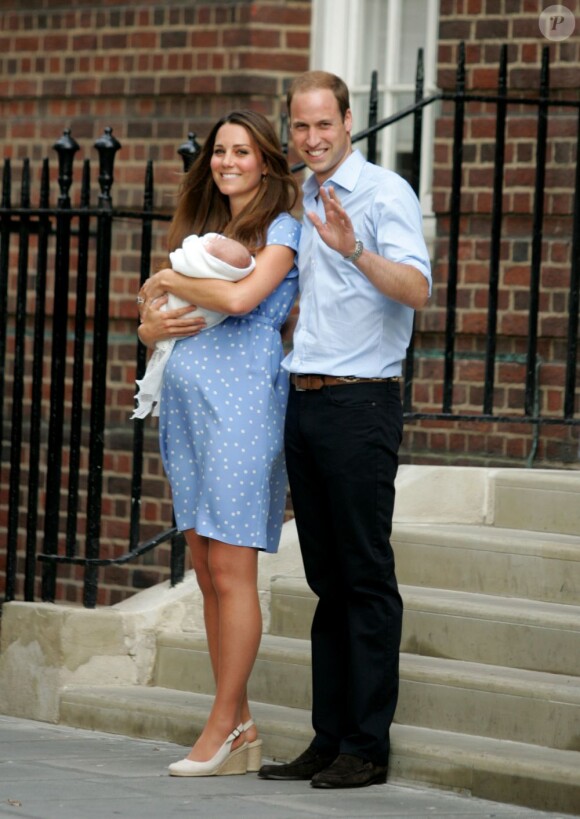 Kate Middleton dans une robe bleuet à pois en crêpe de Chine signée Jenny Packham, coiffée et maquillée, était au top pour la présentation avec le prince William de leur bébé, le prince de Cambridge, le 23 juillet 2013 devant la maternité de l'hôpital St Mary.