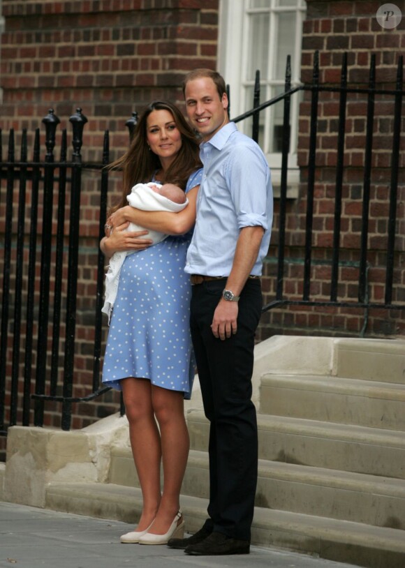 Kate Middleton dans une robe bleuet à pois en crêpe de Chine signée Jenny Packham, coiffée et maquillée, était au top pour la présentation avec le prince William de leur bébé, le prince de Cambridge, le 23 juillet 2013 devant la maternité de l'hôpital St Mary.