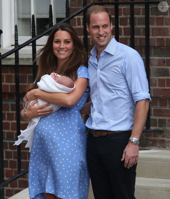 Kate Middleton dans une robe bleuet à pois en crêpe de Chine signée Jenny Packham, coiffée et maquillée, était au top pour la présentation avec le prince William de leur bébé, le prince de Cambridge, le 23 juillet 2013 devant la maternité de l'hôpital St Mary.