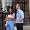 Kate Middleton dans une robe bleuet à pois en crêpe de Chine signée Jenny Packham, coiffée et maquillée, était au top pour la présentation avec le prince William de leur bébé, le prince de Cambridge, le 23 juillet 2013 devant la maternité de l'hôpital St Mary.