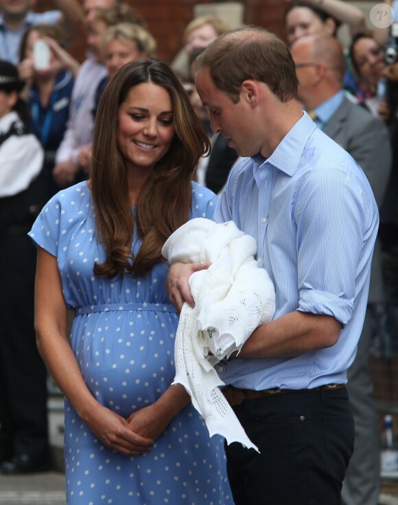 Kate Middleton dans une robe bleuet à pois en crêpe de Chine signée Jenny Packham, coiffée et maquillée, était au top pour la présentation avec le prince William de leur bébé, le prince de Cambridge, le 23 juillet 2013 devant la maternité de l'hôpital St Mary.