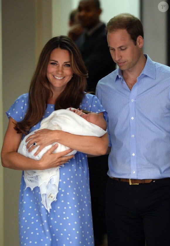 Kate Middleton dans une robe bleuet à pois en crêpe de Chine signée Jenny Packham, coiffée et maquillée, était au top pour la présentation avec le prince William de leur bébé, le prince de Cambridge, le 23 juillet 2013 devant la maternité de l'hôpital St Mary.