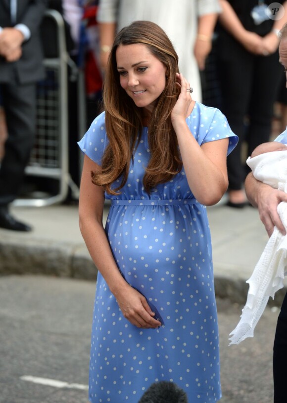 Kate Middleton dans une robe bleuet à pois en crêpe de Chine signée Jenny Packham, coiffée et maquillée, était au top pour la présentation avec le prince William de leur bébé, le prince de Cambridge, le 23 juillet 2013 devant la maternité de l'hôpital St Mary.