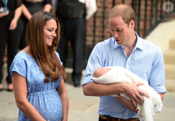 Kate Middleton dans une robe bleuet à pois en crêpe de Chine signée Jenny Packham, coiffée et maquillée, était au top pour la présentation avec le prince William de leur bébé, le prince de Cambridge, le 23 juillet 2013 devant la maternité de l'hôpital St Mary.