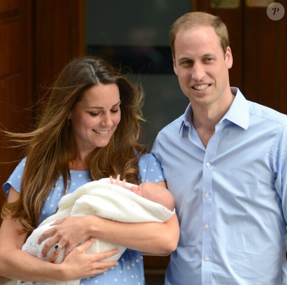 Kate Middleton dans une robe bleuet à pois en crêpe de Chine signée Jenny Packham, coiffée et maquillée, était au top pour la présentation avec le prince William de leur bébé, le prince de Cambridge, le 23 juillet 2013 devant la maternité de l'hôpital St Mary.