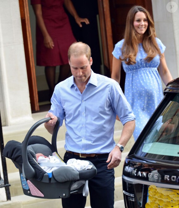 Kate Middleton dans une robe bleuet à pois en crêpe de Chine signée Jenny Packham, coiffée et maquillée, était au top pour la présentation avec le prince William de leur bébé, le prince de Cambridge, le 23 juillet 2013 devant la maternité de l'hôpital St Mary.