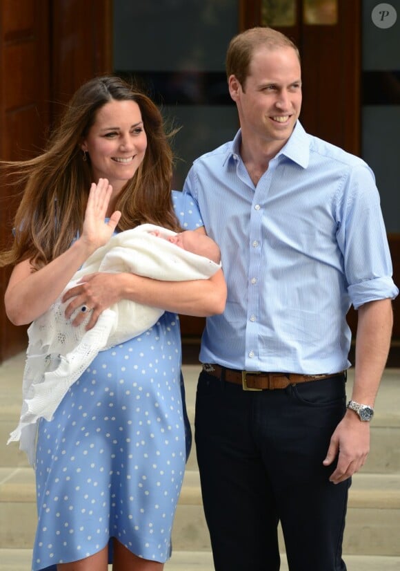 Kate Middleton dans une robe bleuet à pois en crêpe de Chine signée Jenny Packham, coiffée et maquillée, était au top pour la présentation avec le prince William de leur bébé, le prince de Cambridge, le 23 juillet 2013 devant la maternité de l'hôpital St Mary.