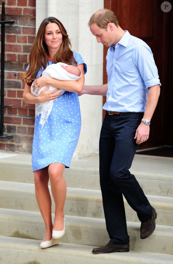 Kate Middleton dans une robe bleuet à pois en crêpe de Chine signée Jenny Packham, coiffée et maquillée, était au top pour la présentation avec le prince William de leur bébé, le prince de Cambridge, le 23 juillet 2013 devant la maternité de l'hôpital St Mary.