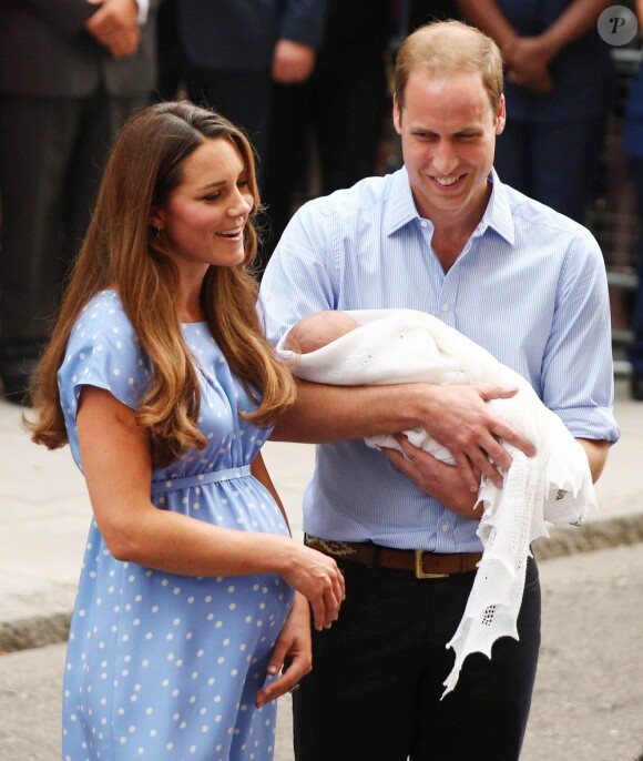 Kate Middleton dans une robe bleuet à pois en crêpe de Chine signée Jenny Packham, coiffée et maquillée, était au top pour la présentation avec le prince William de leur bébé, le prince de Cambridge, le 23 juillet 2013 devant la maternité de l'hôpital St Mary.