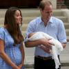 Kate Middleton dans une robe bleuet à pois en crêpe de Chine signée Jenny Packham, coiffée et maquillée, était au top pour la présentation avec le prince William de leur bébé, le prince de Cambridge, le 23 juillet 2013 devant la maternité de l'hôpital St Mary.