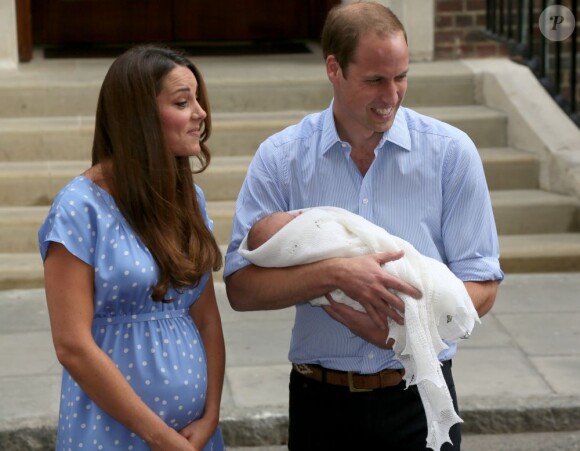 Kate Middleton dans une robe bleuet à pois en crêpe de Chine signée Jenny Packham, coiffée et maquillée, était au top pour la présentation avec le prince William de leur bébé, le prince de Cambridge, le 23 juillet 2013 devant la maternité de l'hôpital St Mary.