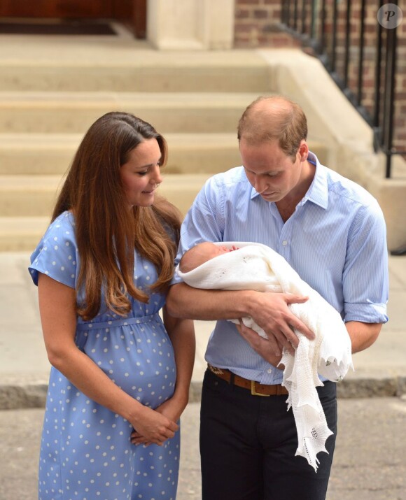 Kate Middleton dans une robe bleuet à pois en crêpe de Chine signée Jenny Packham, coiffée et maquillée, était au top pour la présentation avec le prince William de leur bébé, le prince de Cambridge, le 23 juillet 2013 devant la maternité de l'hôpital St Mary.
