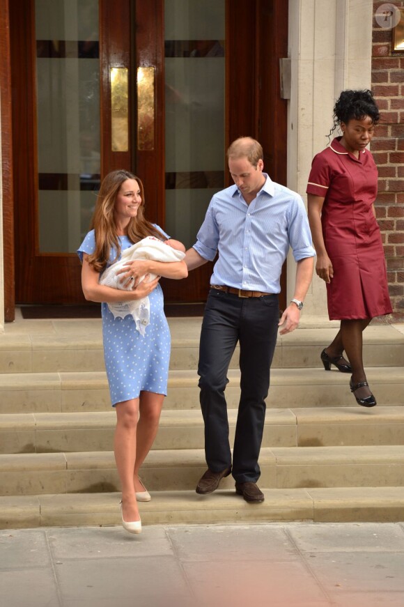 Kate Middleton dans une robe bleuet à pois en crêpe de Chine signée Jenny Packham, coiffée et maquillée, était au top pour la présentation avec le prince William de leur bébé, le prince de Cambridge, le 23 juillet 2013 devant la maternité de l'hôpital St Mary.