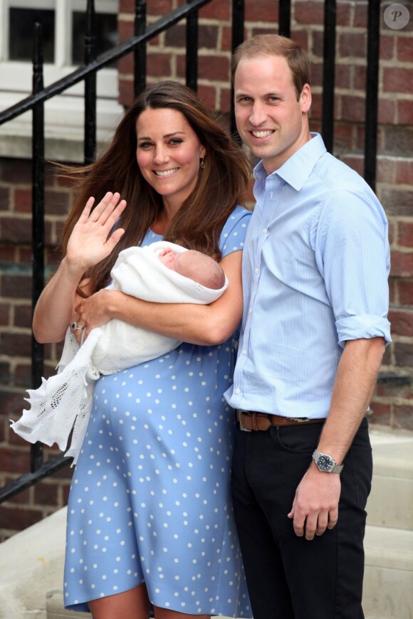 Kate Middleton, en robe bleuet à pois en crêpe de Chine signée Jenny Packham, coiffée et maquillée, était au top pour la présentation avec le prince William de leur bébé, le prince de Cambridge, le 23 juillet 2013 devant la maternité de l'hôpital St Mary.