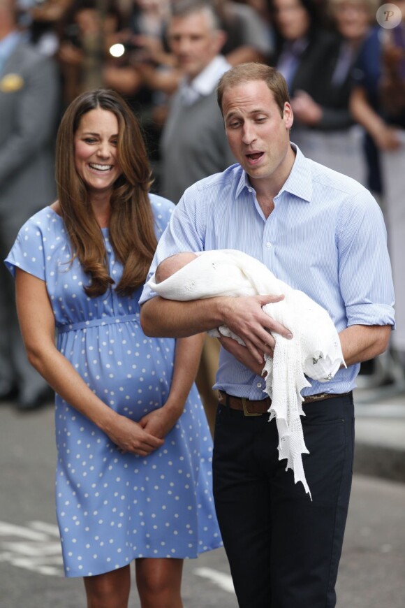 Kate Middleton dans une robe bleuet à pois en crêpe de Chine signée Jenny Packham, coiffée et maquillée, était au top pour la présentation avec le prince William de leur bébé, le prince de Cambridge, le 23 juillet 2013 devant la maternité de l'hôpital St Mary.
