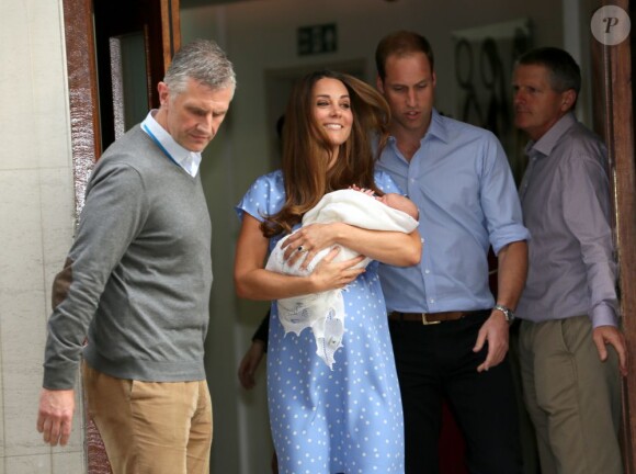 Kate Middleton dans une robe bleuet à pois en crêpe de Chine signée Jenny Packham, coiffée et maquillée, était au top pour la présentation avec le prince William de leur bébé, le prince de Cambridge, le 23 juillet 2013 devant la maternité de l'hôpital St Mary.