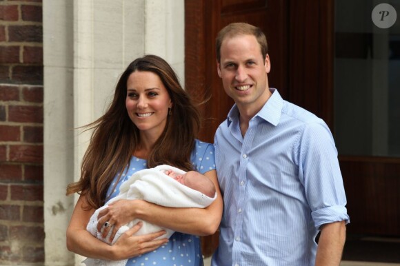 Kate Middleton a impressionné et charmé toutes les mamans du monde, dans une robe bleuet à pois en crêpe de Chine signée Jenny Packham, coiffée et maquillée, lors de sa sortie de la maternité et la présentation avec le prince William de leur bébé, le prince de Cambridge, le 23 juillet 2013.