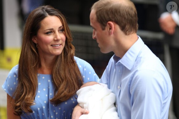 Kate Middleton a impressionné et charmé toutes les mamans du monde, dans une robe bleuet à pois en crêpe de Chine signée Jenny Packham, coiffée et maquillée, lors de sa sortie de la maternité et la présentation avec le prince William de leur bébé, le prince de Cambridge, le 23 juillet 2013.