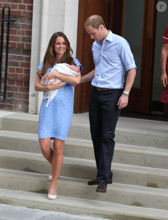 Kate Middleton a impressionné et charmé toutes les mamans du monde, dans une robe bleuet à pois en crêpe de Chine signée Jenny Packham, coiffée et maquillée, lors de sa sortie de la maternité et la présentation avec le prince William de leur bébé, le prince de Cambridge, le 23 juillet 2013.