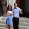 Kate Middleton a impressionné et charmé toutes les mamans du monde, dans une robe bleuet à pois en crêpe de Chine signée Jenny Packham, coiffée et maquillée, lors de sa sortie de la maternité et la présentation avec le prince William de leur bébé, le prince de Cambridge, le 23 juillet 2013.