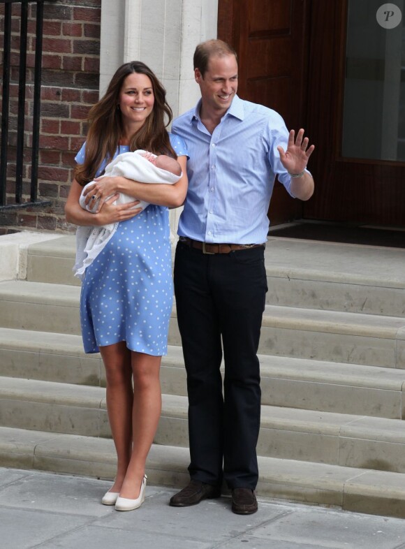 Kate Middleton a impressionné et charmé toutes les mamans du monde, dans une robe bleuet à pois en crêpe de Chine signée Jenny Packham, coiffée et maquillée, lors de sa sortie de la maternité et la présentation avec le prince William de leur bébé, le prince de Cambridge, le 23 juillet 2013.