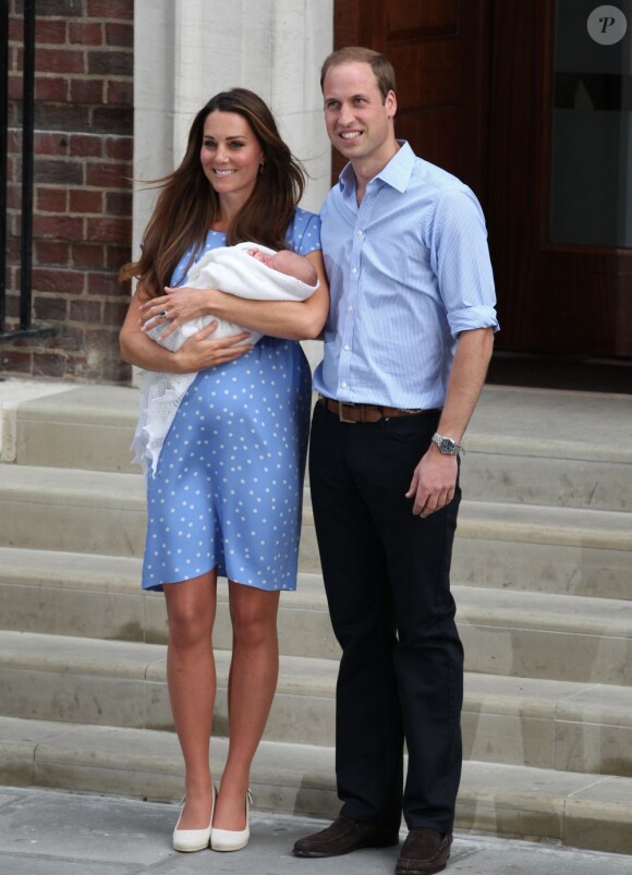 Kate Middleton a impressionné et charmé toutes les mamans du monde, dans une robe bleuet à pois en crêpe de Chine signée Jenny Packham, coiffée et maquillée, lors de sa sortie de la maternité et la présentation avec le prince William de leur bébé, le prince de Cambridge, le 23 juillet 2013.