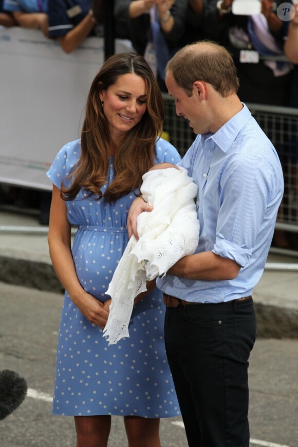 Kate Middleton a impressionné et charmé toutes les mamans du monde, dans une robe bleuet à pois en crêpe de Chine signée Jenny Packham, coiffée et maquillée, lors de sa sortie de la maternité et la présentation avec le prince William de leur bébé, le prince de Cambridge, le 23 juillet 2013.