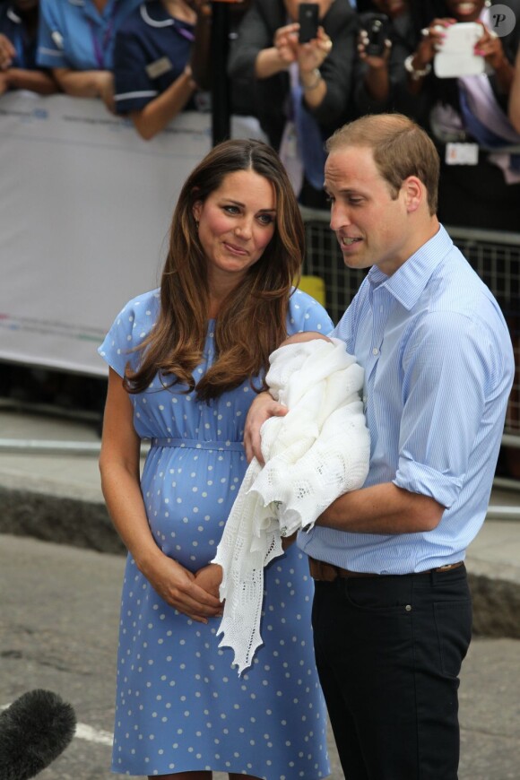 Kate Middleton a impressionné et charmé toutes les mamans du monde, dans une robe bleuet à pois en crêpe de Chine signée Jenny Packham, coiffée et maquillée, lors de sa sortie de la maternité et la présentation avec le prince William de leur bébé, le prince de Cambridge, le 23 juillet 2013.