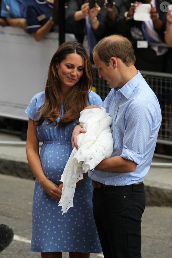 Kate Middleton a impressionné et charmé toutes les mamans du monde, dans une robe bleuet à pois en crêpe de Chine signée Jenny Packham, coiffée et maquillée, lors de sa sortie de la maternité et la présentation avec le prince William de leur bébé, le prince de Cambridge, le 23 juillet 2013.