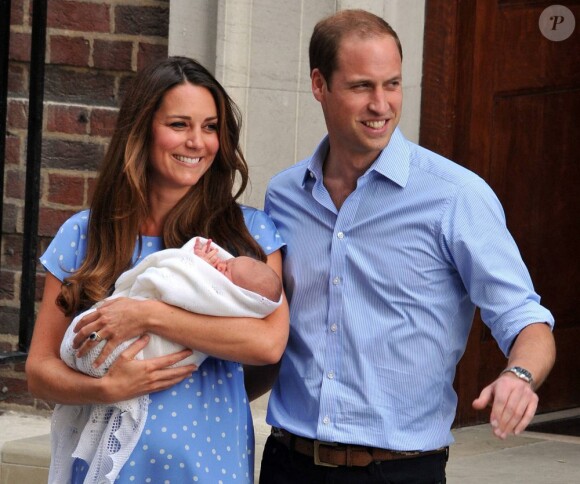 Kate Middleton a impressionné et charmé toutes les mamans du monde, dans une robe bleuet à pois en crêpe de Chine signée Jenny Packham, coiffée et maquillée, lors de sa sortie de la maternité et la présentation avec le prince William de leur bébé, le prince de Cambridge, le 23 juillet 2013.
