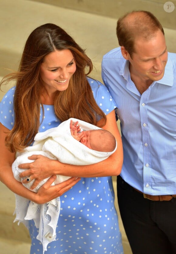 Kate Middleton a impressionné et charmé toutes les mamans du monde, dans une robe bleuet à pois en crêpe de Chine signée Jenny Packham, coiffée et maquillée, lors de sa sortie de la maternité et la présentation avec le prince William de leur bébé, le prince de Cambridge, le 23 juillet 2013.