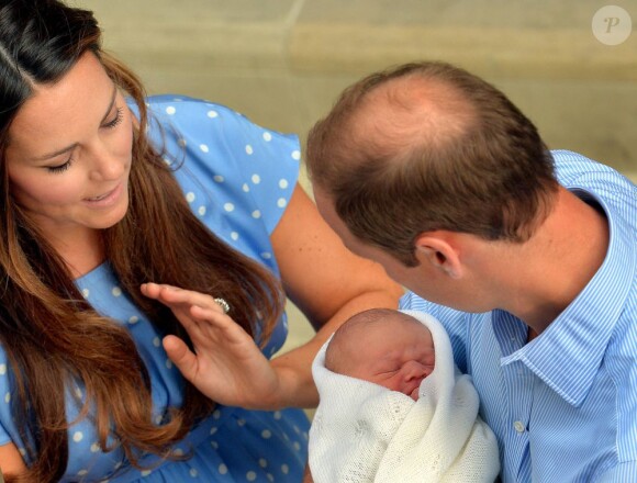 Kate Middleton a impressionné et charmé toutes les mamans du monde, dans une robe bleuet à pois en crêpe de Chine signée Jenny Packham, coiffée et maquillée, lors de sa sortie de la maternité et la présentation avec le prince William de leur bébé, le prince de Cambridge, le 23 juillet 2013.
