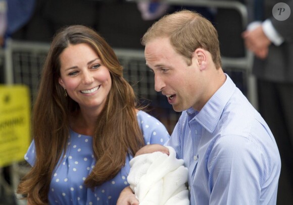 Kate Middleton a impressionné et charmé toutes les mamans du monde, dans une robe bleuet à pois en crêpe de Chine signée Jenny Packham, coiffée et maquillée, lors de sa sortie de la maternité et la présentation avec le prince William de leur bébé, le prince de Cambridge, le 23 juillet 2013.