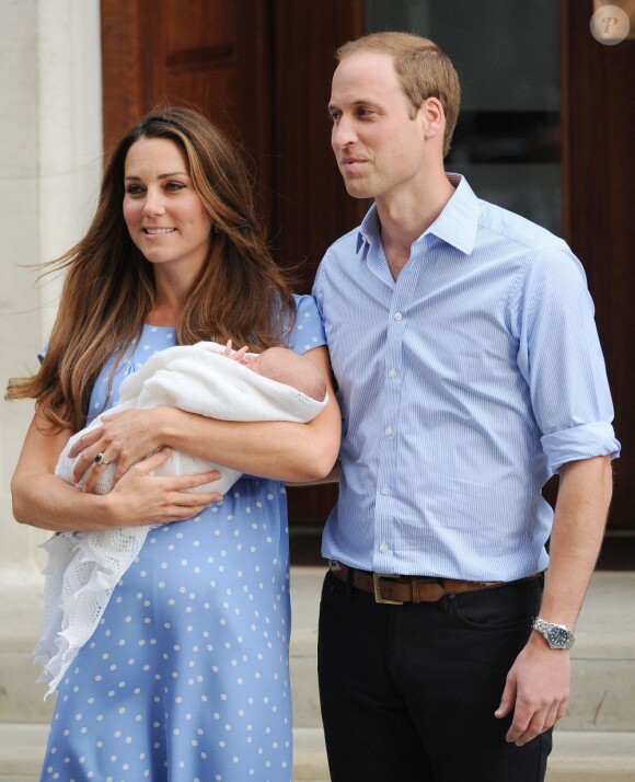 Kate Middleton a impressionné et charmé toutes les mamans du monde, dans une robe bleuet à pois en crêpe de Chine signée Jenny Packham, coiffée et maquillée, lors de sa sortie de la maternité et la présentation avec le prince William de leur bébé, le prince de Cambridge, le 23 juillet 2013.