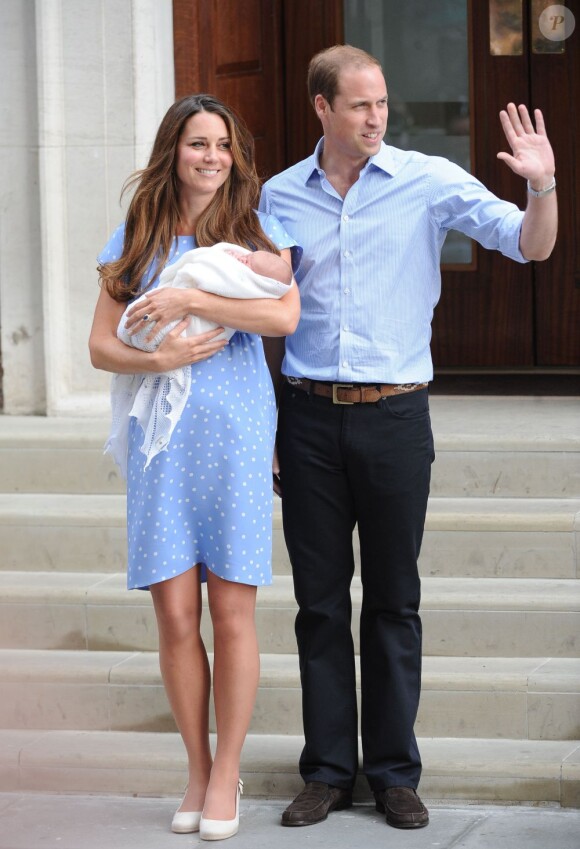 Kate Middleton a impressionné et charmé toutes les mamans du monde, dans une robe bleuet à pois en crêpe de Chine signée Jenny Packham, coiffée et maquillée, lors de sa sortie de la maternité et la présentation avec le prince William de leur bébé, le prince de Cambridge, le 23 juillet 2013.