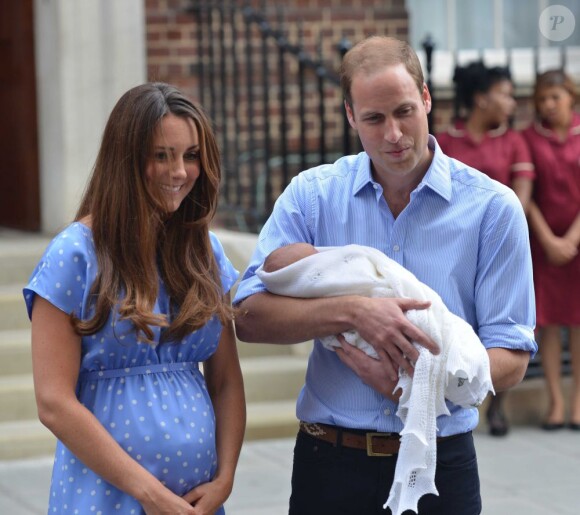 Kate Middleton a impressionné et charmé toutes les mamans du monde, dans une robe bleuet à pois en crêpe de Chine signée Jenny Packham, coiffée et maquillée, lors de sa sortie de la maternité et la présentation avec le prince William de leur bébé, le prince de Cambridge, le 23 juillet 2013.