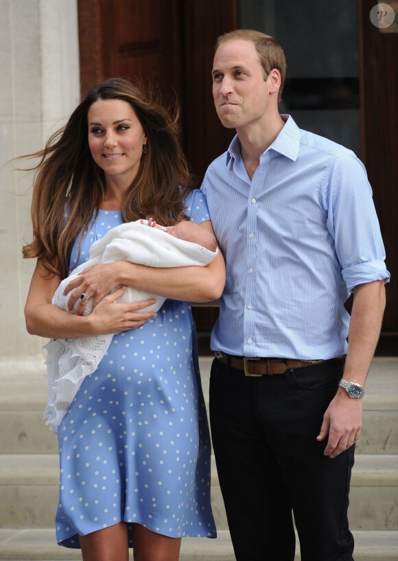 Kate Middleton a impressionné et charmé toutes les mamans du monde, dans une robe bleuet à pois en crêpe de Chine signée Jenny Packham, coiffée et maquillée, lors de sa sortie de la maternité et la présentation avec le prince William de leur bébé, le prince de Cambridge, le 23 juillet 2013.