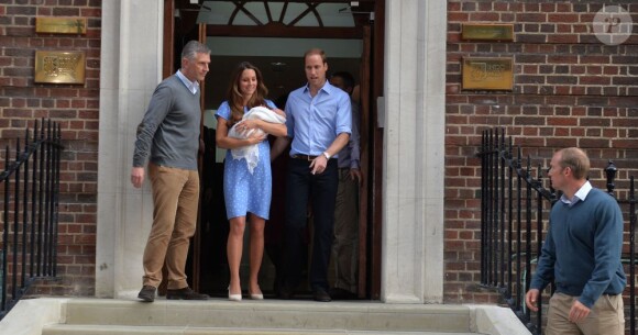 Kate Middleton a impressionné et charmé toutes les mamans du monde, dans une robe bleuet à pois en crêpe de Chine signée Jenny Packham, coiffée et maquillée, lors de sa sortie de la maternité et la présentation avec le prince William de leur bébé, le prince de Cambridge, le 23 juillet 2013.