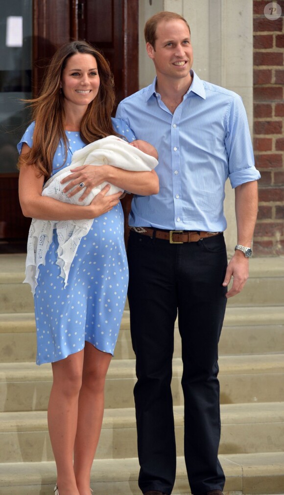 Kate Middleton a impressionné et charmé toutes les mamans du monde, dans une robe bleuet à pois en crêpe de Chine signée Jenny Packham, coiffée et maquillée, lors de sa sortie de la maternité et la présentation avec le prince William de leur bébé, le prince de Cambridge, le 23 juillet 2013.