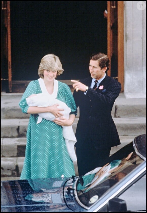 La princesse Diana en robe verte à pois quittant avec le prince Charles la maternité de l'hôpital St Mary après la naissance du prince William en juin 1982